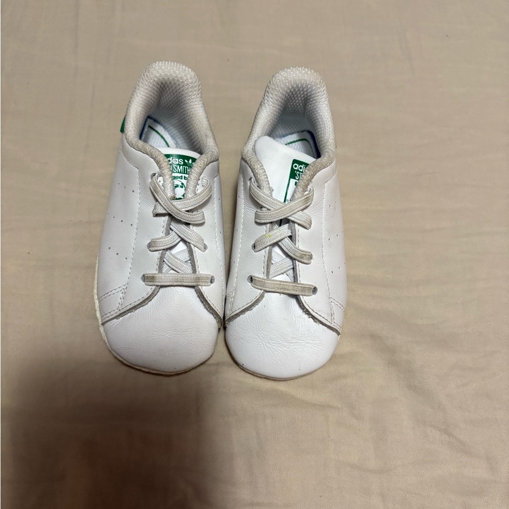 White Minimalist Sneakers with Classic Lace-Up Design